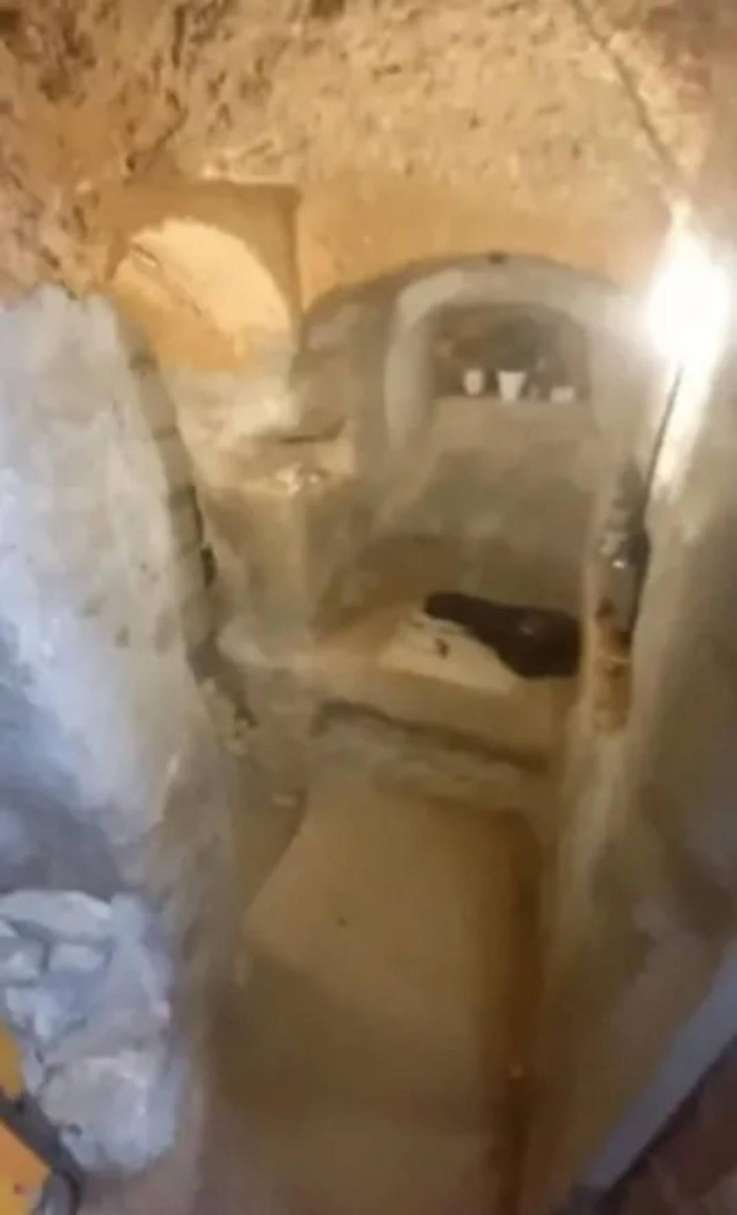 Ailesine kızınca bahçede açtığı çukurda yaşamaya başladı! 2 oda 1 salon ev : Isıtma sistemi bile kurdu! 3